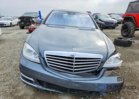 2010 Mercedes-Benz S 550 z USA, uszkodzony, nr VIN WDDNG7BB8AA312075
